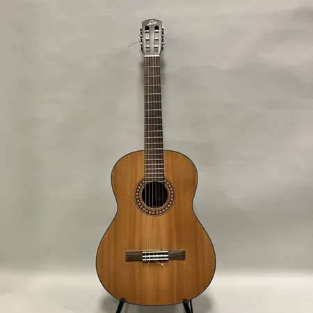 Akustisk gitarr, Levin L40 Satin, serienr:7073918577, nylonsträngad, repor, stötmärken, mjukt fodral, Skickas med Bussgods eller PostNord