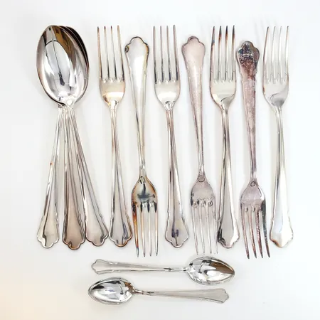 Tre matskedar sju gafflar två teskedar modell: Chippendale, silver 830/1000 Vikt: 414,3 g