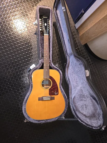 Gitarr Epiphone pretty woman No 1001171001 med väska, Skickas med DHL 700kr Skickas med postpaket.