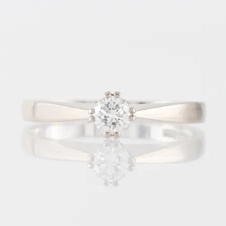 Ring 18k vitguld med solitär diamant på 0.32 ct enligt gravyr,Örns Juvelatelje Göteborg,storlek 18 ¾ mm,bredd 2-5.1 mm. Vikt: 3,5 g