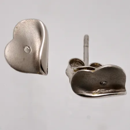 1par örhängen i silver, mått 8x9,3mm, 1par små vita stenar, 925/1000, design Q Scandinavia, tillverkad av Guldfynd, vikt 1,45g.