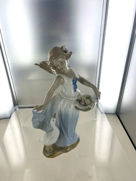 Figurin Porsgrunds med stämpel. Nyrokoko stil, höjd 28 cm Skickas med postpaket.