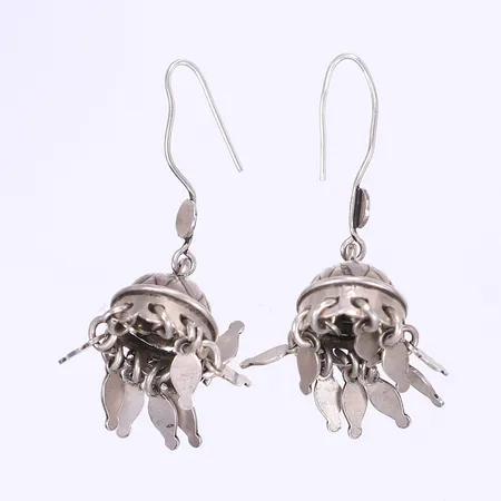 Ett par örhängen längd inkl öglor 50mm bredd 15mm buckliga öglor silver 830/1000 Vikt: 9,6 g