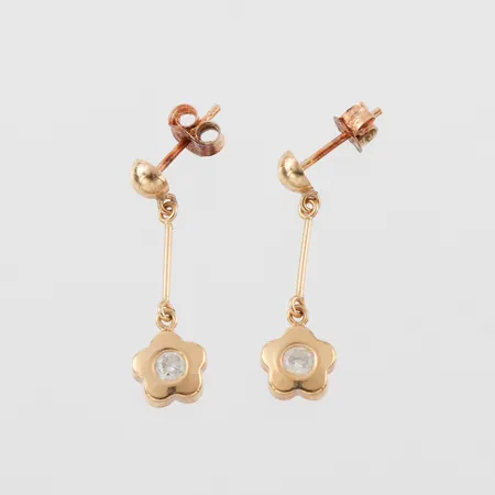 Örhängen 18k paret med stenar,höjd ca 24 mm. Vikt: 1 g