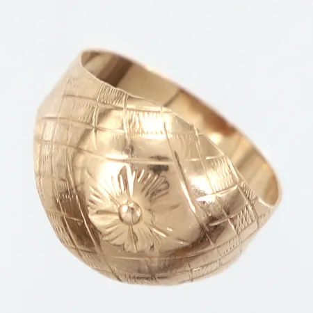 Ring med mönstrad dekor stl 18½, bredd: 4-14mm, mindre skevhet på skena, 14K Vikt: 2,1 g