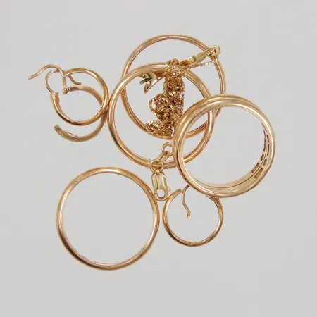 Diverse guldsmycken, defekt/gravyr, 18K  Vikt: 26,6 g