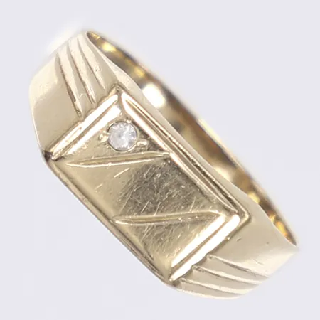 Klackring med vit sten stl 19¾ bredd 3-8mm 14K Vikt: 3 g