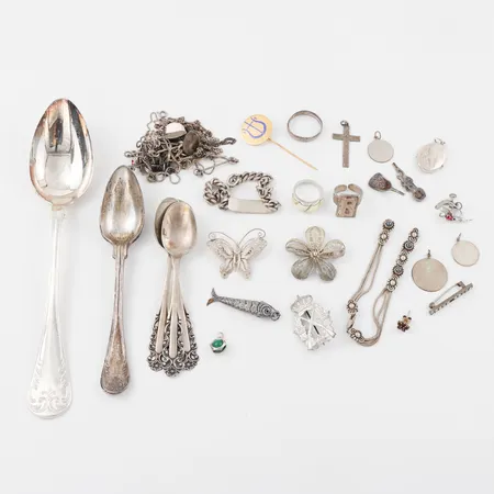Diverse silver en del med gravyrer och defekter,mestadels 830/1000. Vikt: 270 g