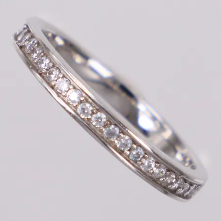 Ring med vita stenar, stl 17, bredd 2,6mm, GHA, silver 925/1000 Vikt: 2,1 g