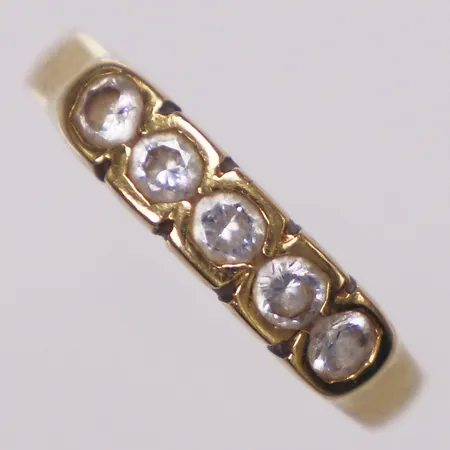 Ring med vita stenar, stl 18¼, bredd 2,8-4,4mm, 18K Vikt: 3,7 g