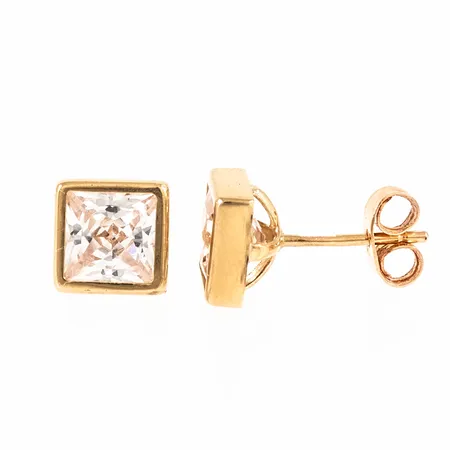 Örhängen i 18K guld med cubic zirconia. De är 6,5 x 6,5 mm och väger 1,6g. Stämplade GHA (Guldfynd) 750.