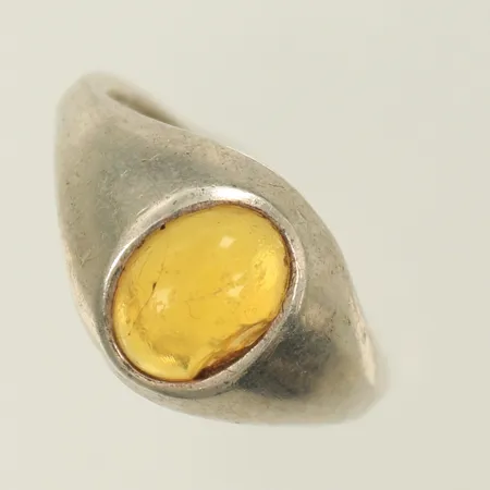 Ring med gul sten stl 15¼, bredd 2-10mm, Silver 835/1000, 2g Vikt: 2 g