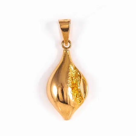 Hänge i 18K guld. Det är 10 mm brett, 24,5 mm långt och väger 1,6g. 