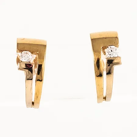 Örhängen i 18K guld med två vita stenar. De är 5 mm breda, 12 mm långa och väger 1,4g. 