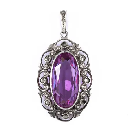 Hänge i silver med en lila sten och markasiter i ett genombrutet mönster. Det är 39,6 mm långt inkl. ögla och väger 5,5g.