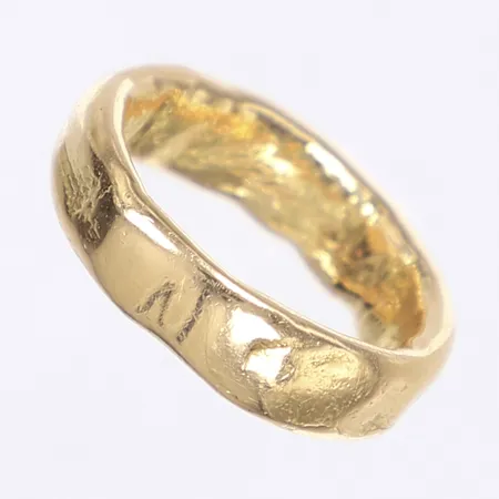 Ring, stl 17¾, bredd 6mm, gravyr, ojämn skena, ostämplad, 18K  Vikt: 12,9 g