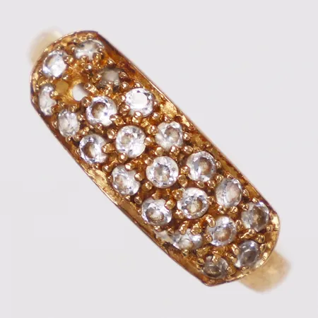 Ring vita stenar, stl 18, bredd 1,7-6,7mm, skev, sten saknas, 21K Vikt: 3 g