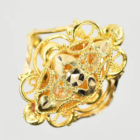 Ring filigran, stl 19, bredd 2-25 mm, 18K. Vikt: 4,3 g