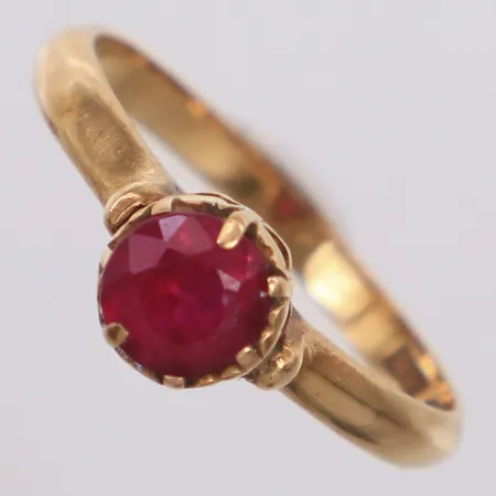 Ring med röd sten, stl 17½, bredd 2,1-6,4mm, sten sned i fattning, 18K  Vikt: 2,5 g