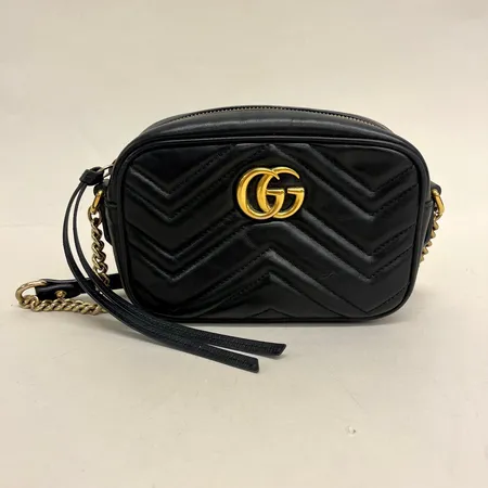 Väska Gucci, GG Marmont Shoulder bag, nr 448065493075, svart läder med guldfärgade beslag, mått ca 19x12x6cm, axelrem, fläckar invändigt, smärre repor och fläckar i lädret, kvitto Birger Jarlsgatan år 2020, dustbag, kartong