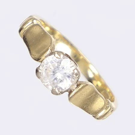 Ring med vit sten stl 17¾ bredd 2-6mm 14K  Vikt: 3,4 g