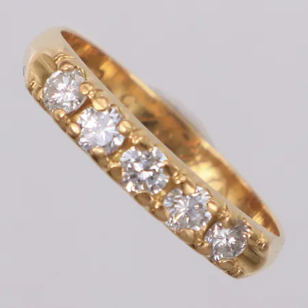 Halvalliansring med diamanter 5xca0,11ct totalt 0,58ctv enligt gravyr, ca W(H)/Si-P, stl 18, bredd 2,9-3,5mm, gravyr, 18K Vikt: 3,3 g