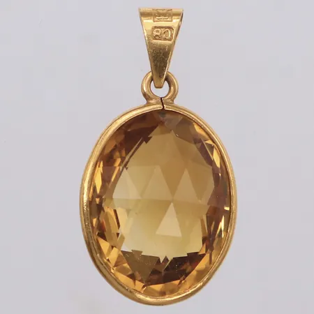 Hänge med orange sten, längd 28mm, bredd 15mm, CG Hallberg år 1929, sten något lös i fattning, 18K Vikt: 3,5 g