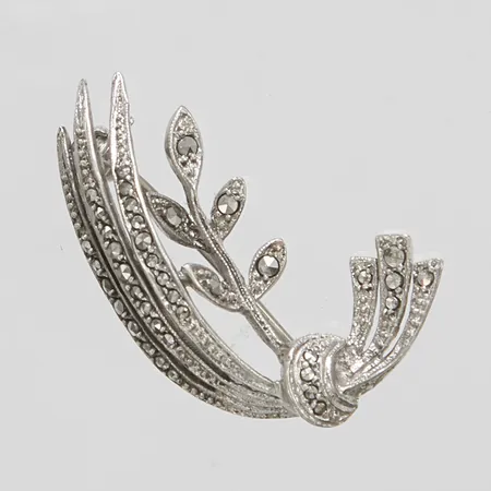 Brosch med markasiter, ca 33x22mm, 835/1000 silver Vikt: 4,8 g
