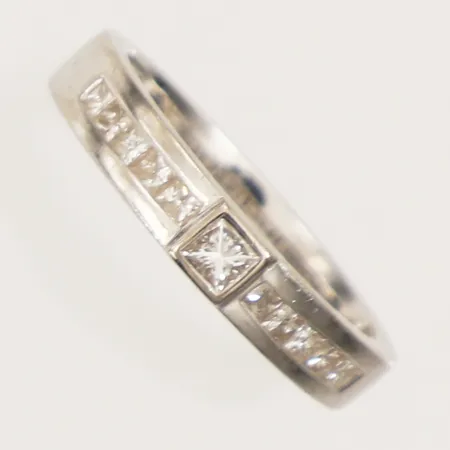 Ring med prinsesslipade diamanter, 1x ca0,12ct, 10x ca0,05ct, stl 17¼, bredd 3,8mm, GHA, vitguld, 18K  Vikt: 3,9 g