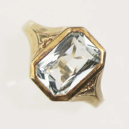 Ring med sten, stl 15, bredd 1,9-11,6mm, något skev, 14K  Vikt: 2,2 g