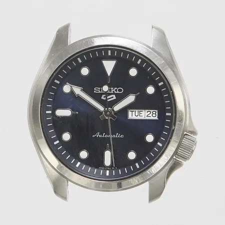Herrur Seiko 5, stål, 40mm, automatisk, boettnr: 4R36-08L0, snr: 014243, Cal. 4R36, glasbaksida, repor på glas, inga tillbehör.  Vikt: 0 g