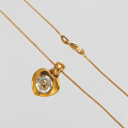 Kedja ormlänk med hänge hjärta samt sten, längd ca 42cm, bredd 1-20mm, tvåfärgad, 18K, bruttovikt: 8,2g.