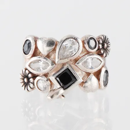 Ring Silver 925/1000 med stenar,storlek 17 mm,bredd 7.7-17 mm. Vikt: 11,7 g