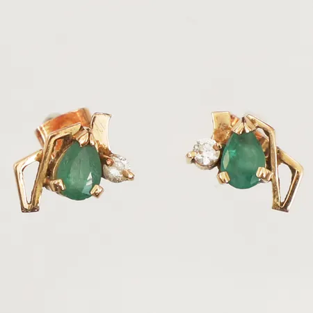 Ett par örhängen med vita och gröna stenar, längd 10mm, bredd 6,8mm, 18K  Vikt: 2 g