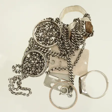 Två halskedjor, två ID-brickor, fem brickor, slitet, defekt, gravyrer, 835-925/1000, 41,1g Vikt: 41,1 g