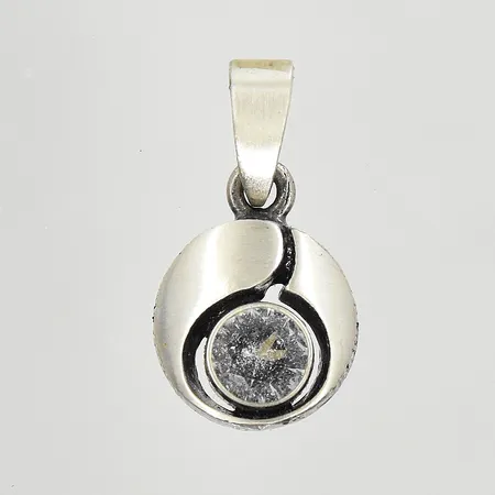 Hänge med vit sten, längd 18 mm, bredd 10 mm, design Karl Laine, 925/1000 silver. Vikt: 1,5 g