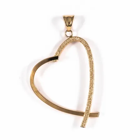 Hänge delvis matterat konturhjärta i 18K guld. Det är 51 mm långt inkl. ögla och väger 2,0g.