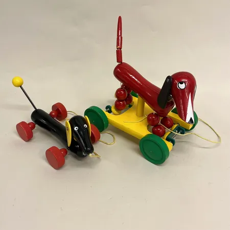 Två Dragleksaker, retro, Taxar, BRIO, färgbortfall/stötskador Skickas med paket.