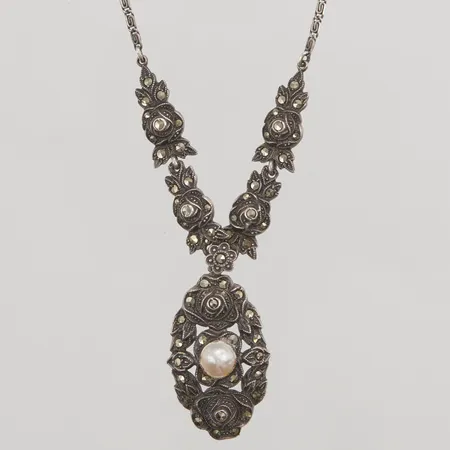 Collier med pärla samt markasiter, 42cm, 830/1000 Silver 13,4g.