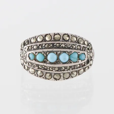 Ring med markasiter,storlek 17 mm,bredd 2.3-12.2 mm,silver. Vikt: 5,1 g