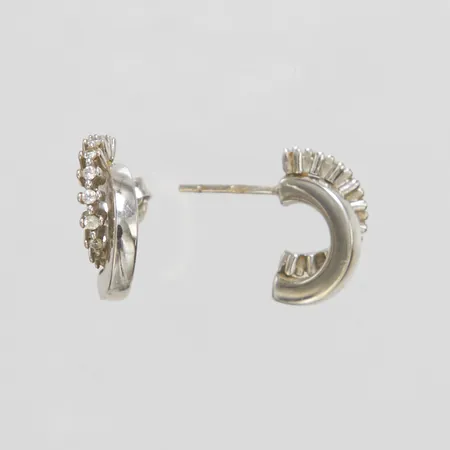 Ett par örhängen vita stenar, ca 16x5,5mm, vitguld, saknar snurrebuss, 14K Vikt: 2,7 g