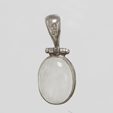 Hänge med månsten, längd ca 27mm, bredd 11mm, skadad sten, 925/1000 silver Vikt: 3,6 g