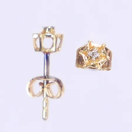 Ett par örhängen med diamanter totalt 2xca 0,005ct 14x5mm, något missfärgade stift, 18K  Vikt: 0,7 g