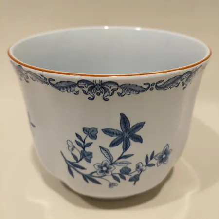 Ytterfoder Ostindia, Rörstrand, höjd ca 12cm, Ø14,5cm, blomdekor i blått mot ljust blå botten, porslin Skickas med paket.