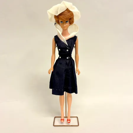 Barbiedocka, Midge av Mattel, märkt 1962, extra kläder, 3 par skor,  redhead bubble cut, ställ, manual, originallåda, bruksslitage