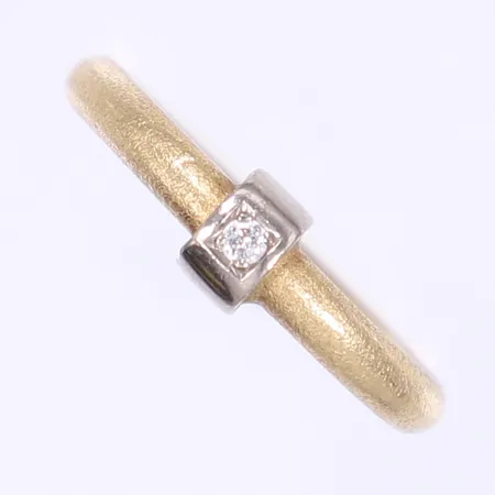Ring med diamant totalt 1xca 0,02ct stl 17 bredd 3-6mm, vitguldsdetalj, 18K  Vikt: 7 g