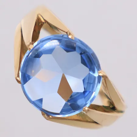 Ring med ljusblå sten, stl 18½, bredd 2,3-11,9mm, 18K Vikt: 6,4 g