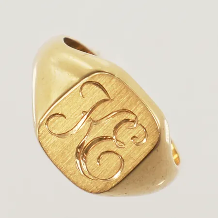 Klackring, stl 19, bredd 3,3-13mm, gravyr, 18K Vikt: 10,3 g