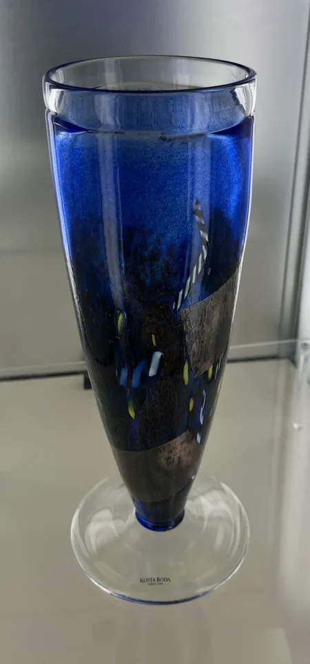 Vas Bertill Vallien 7049250 Kosta Boda, höjd 29 cm. Skickas md DHL 400kr Skickas med postpaket.