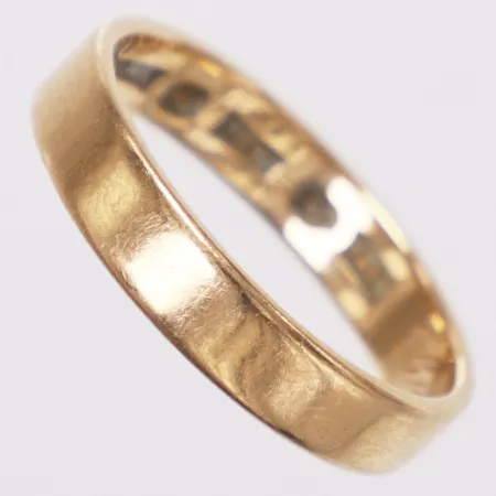 Ring slät, stl 19¼, bredd 4,3mm, gravyr, repor, 18K Vikt: 4,7 g